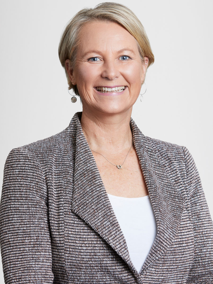 Mel Dennis is a seasoned buyer and vendor advocate with over 25 years of experience in Melbourne's luxury property market.
